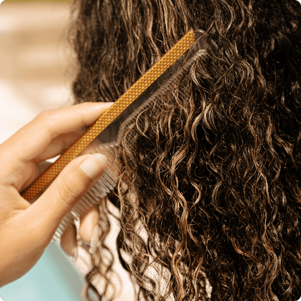 Cheveux secs, abîmés par le soleil ou la mer ? Les meilleures huiles