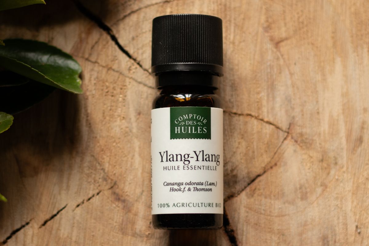 Prendre soin de votre peau et de votre esprit avec l’huile essentielle d’Ylang-Ylang !