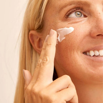 Application de la crème visage bio sur peau sèche